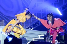 「colors」の曲中に変顔で向き合う伊藤千由李と安藤ゆず。
