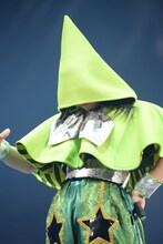 激しく踊りすぎてフードがかぶさってしまった坂本遥奈。