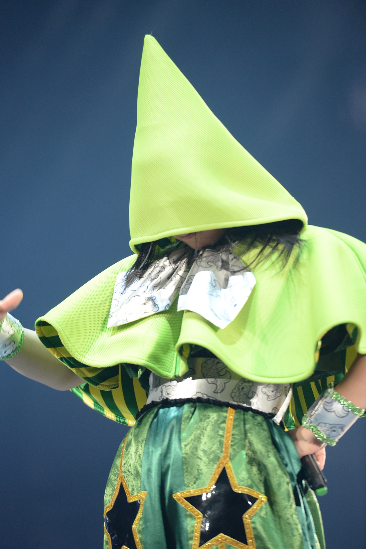 激しく踊りすぎてフードがかぶさってしまった坂本遥奈。