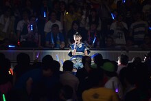 客席からMCに参加する咲良菜緒。