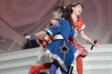 左から咲良菜緒、秋本帆華。