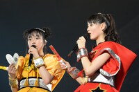 左から伊藤千由李、秋本帆華。