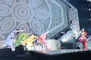 「いけいけハリウッド」を披露するチームしゃちほこ。