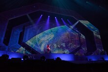 秋本帆華が「おっとりガールの憂鬱」を披露する様子。