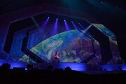 秋本帆華が「おっとりガールの憂鬱」を披露する様子。