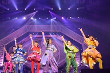 「でらディスコ」をパフォーマンスするチームしゃちほこ。