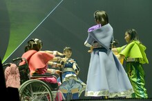 円陣を組むチームしゃちほこ。