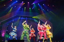 「抱きしめてアンセム」をパフォーマンスするチームしゃちほこ。