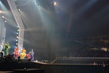 客席から帰ってこない咲良菜緒とステージでMCをするそのほかのメンバー。