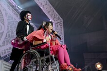 “しもべ”に車いすを押してもらう安藤ゆず。