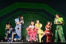 「大好きっ！」でサプライズの合唱を受けて驚くチームしゃちほこ。