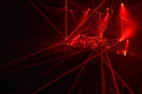 赤いレーザービームが会場中に張り巡らされた「A KITE」披露時の様子。（Photo by Azusa Takada）
