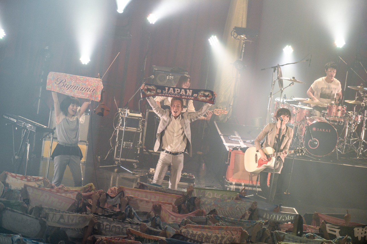「until the blouse is buttoned up」を披露するBIGMAMAとじゅんいちダビッドソン。（Photo by Azusa Takada）