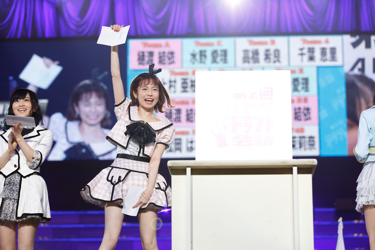 樋渡結依との交渉権を引き当てた島崎遥香。 (c)AKS