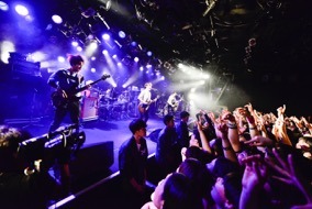「Monthly Live at QUATTRO Vol. 1 “1×4=衝動”」の様子。