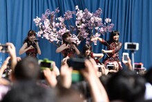 「JAPAN DAY＠CENTRAL PARK 2015」でのAKB48のステージの様子。(c)AKS