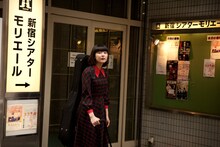 新宿シアターモリエールの前に立つ沖ちづる。