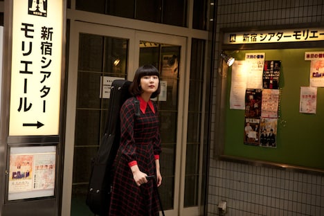 新宿シアターモリエールの前に立つ沖ちづる。