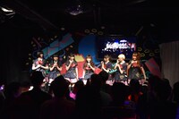 秋葉原ディアステージでパフォーマンスを行うしょこたん▼でんぱ組。