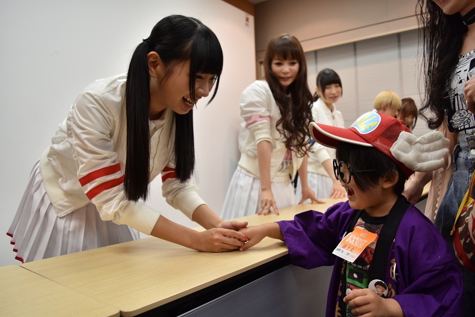 ファンとの握手会に臨む古川未鈴。
