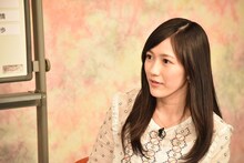 「まゆゆ『出逢いの続き』イベント決定会議」配信中のまゆゆ。