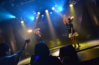 8ｍｍによるライブの様子。