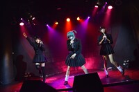 NECRONOMIDOLによるライブの様子。