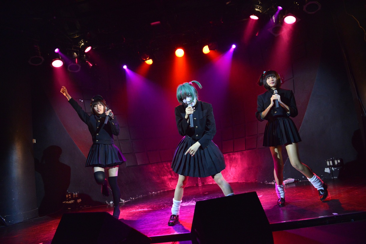 NECRONOMIDOLによるライブの様子。