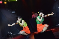 MIKA☆RIKAによるライブの様子。