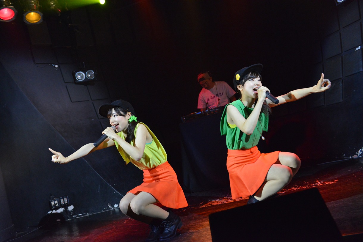 MIKA☆RIKAによるライブの様子。