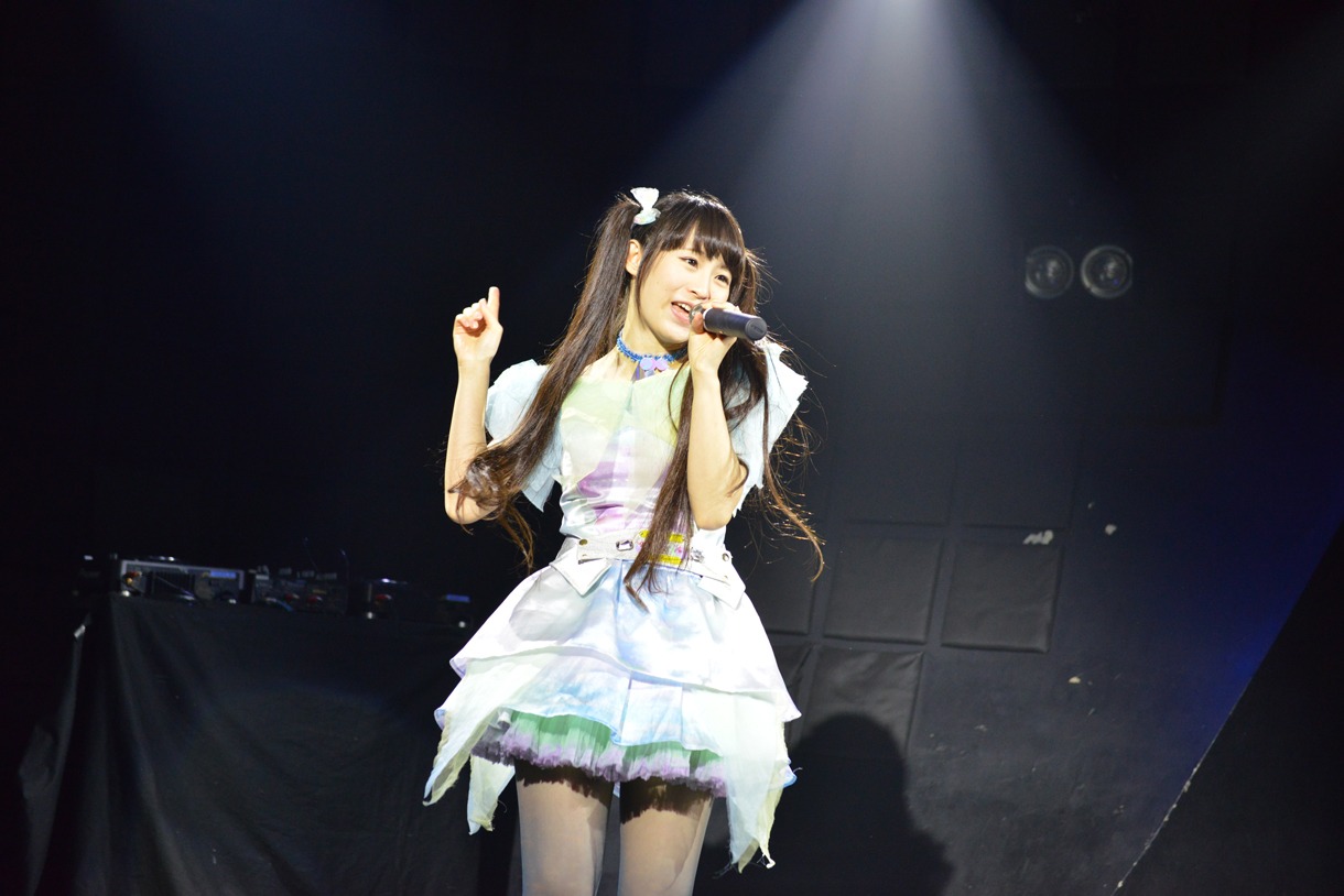 リナチックステイトによるライブの様子。