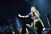 おやすみホログラムによるライブの様子。