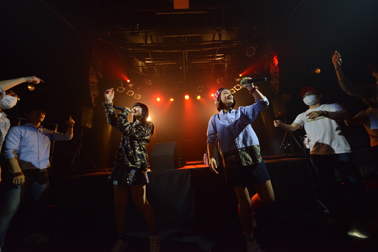 ライムベリーによるライブの様子。