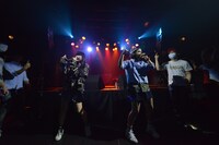 ライムベリーによるライブの様子。