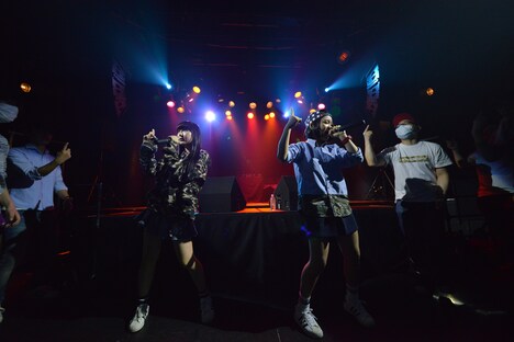 ライムベリーによるライブの様子。