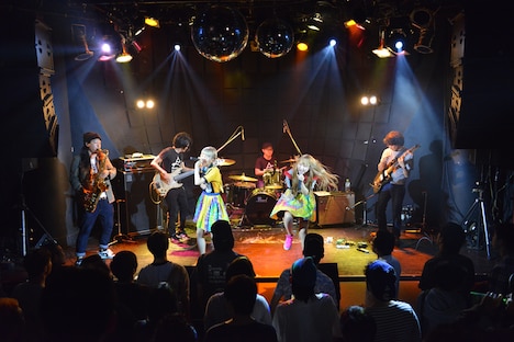 おやすみホログラムによるライブの様子。