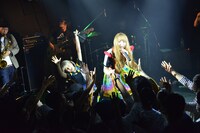 おやすみホログラムによるライブの様子。