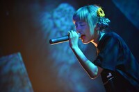 8ｍｍによるライブの様子。