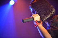 8ｍｍによるライブの様子。