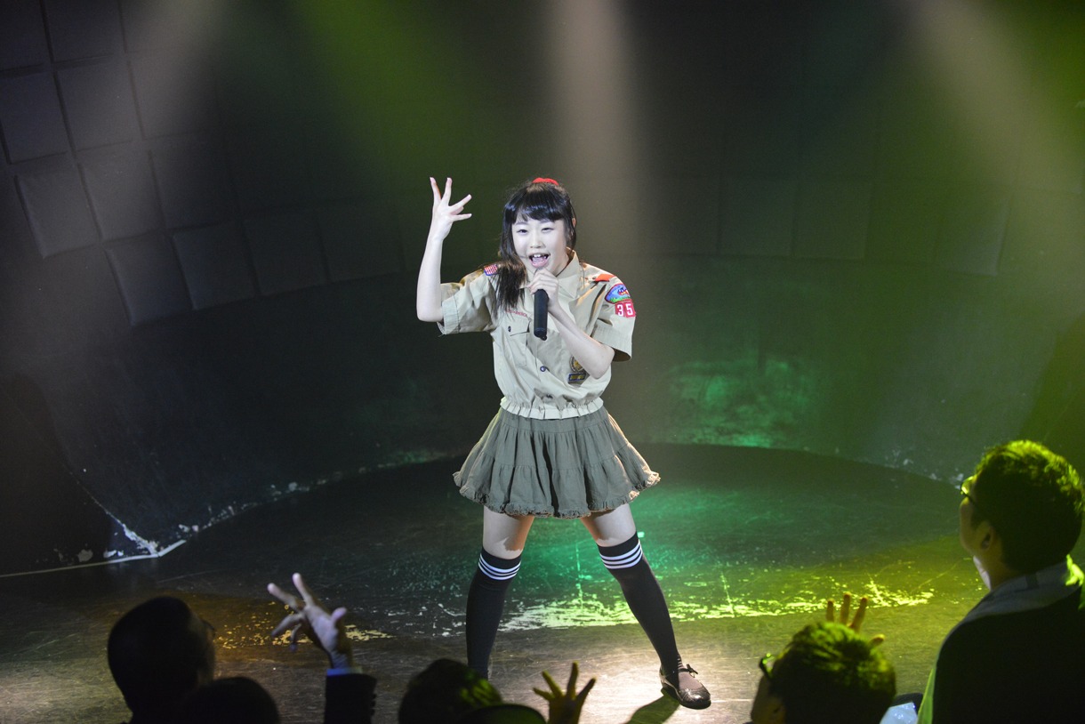 KOTOによるライブの様子。