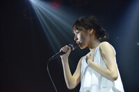 西恵利香によるライブの様子。