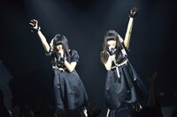 じゅじゅによるライブの様子。