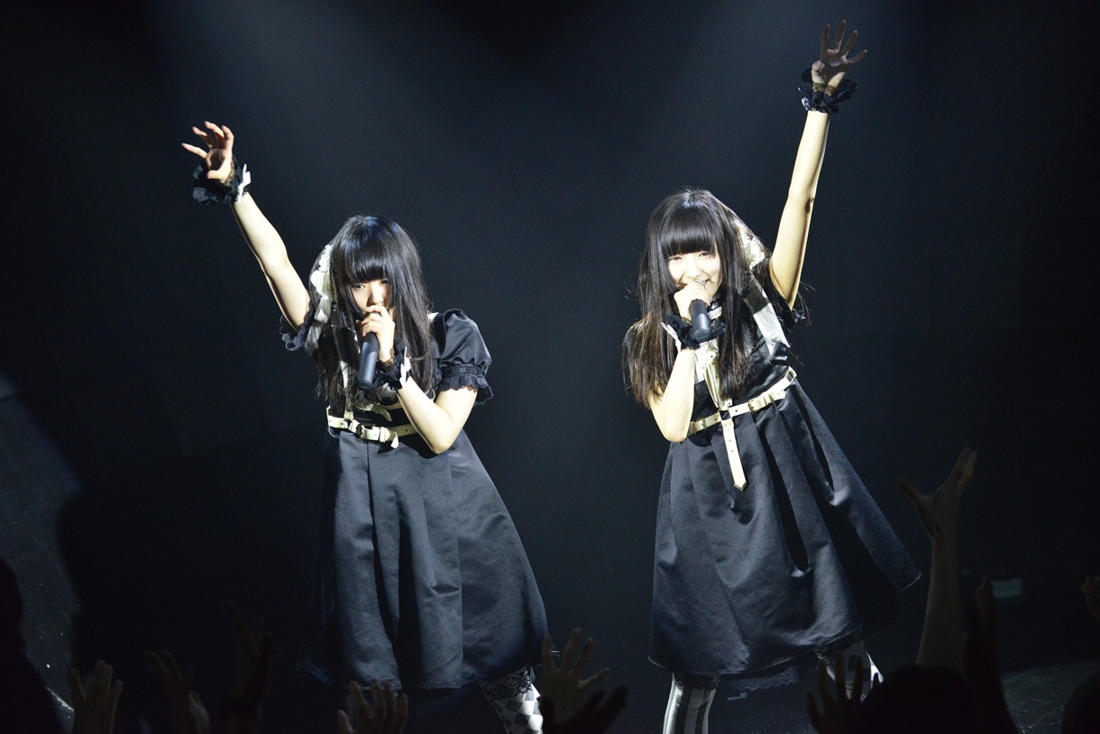 じゅじゅによるライブの様子。