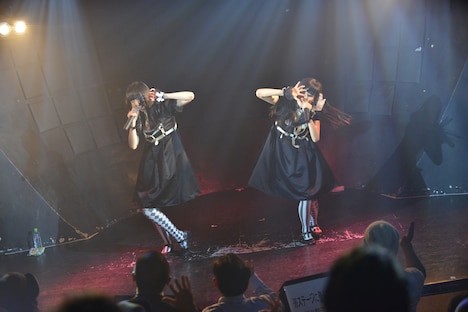 じゅじゅによるライブの様子。