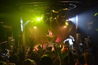 ライムベリーによるライブの様子。