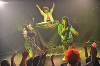 ライムベリーによるライブの様子。