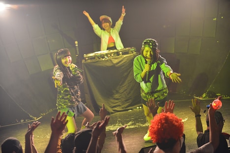 ライムベリーによるライブの様子。