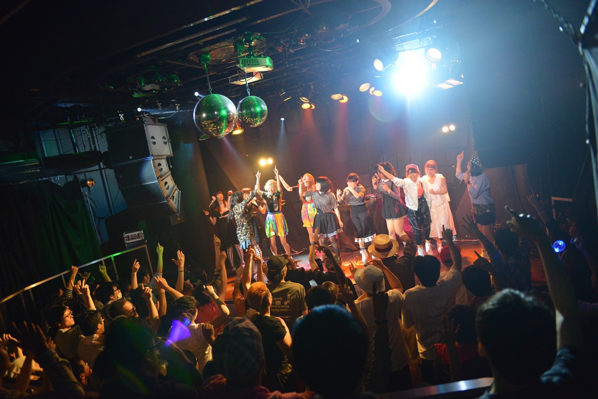 出演者と一緒に「MIRRORBALL」を歌唱するライムベリー。