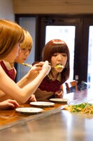 お好み焼きを食べる、まなみのりさ。