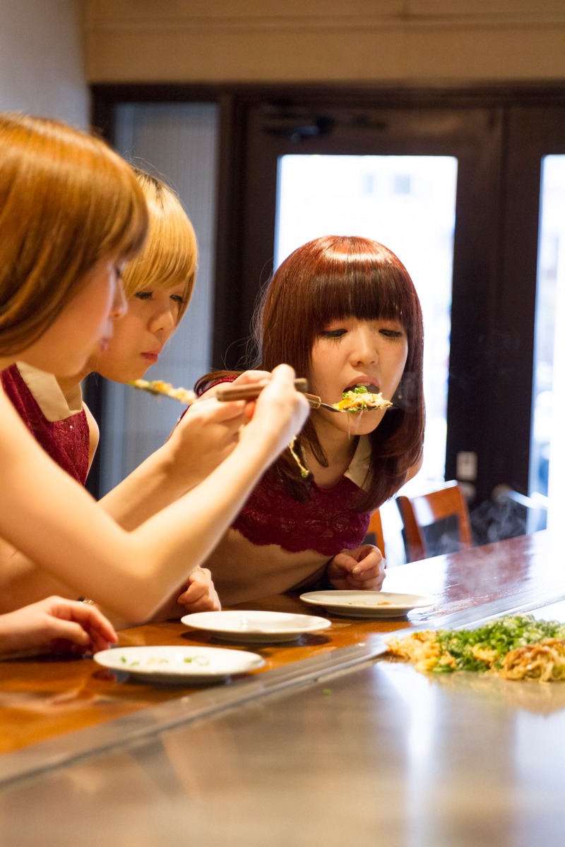 お好み焼きを食べる、まなみのりさ。